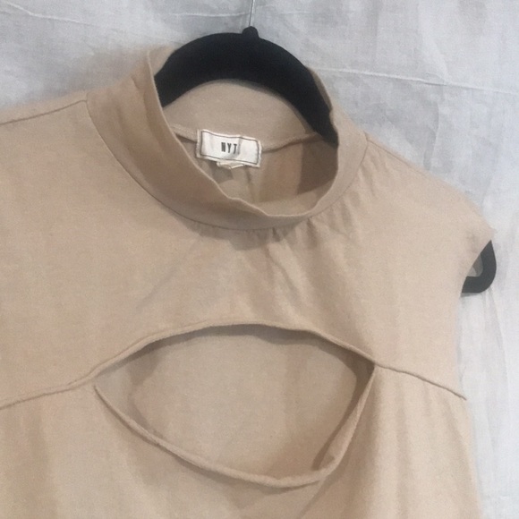 NWOT!! NYTT Tan Mock Neck Cap Sleeve Cut Out Top S - Picture 5 of 15